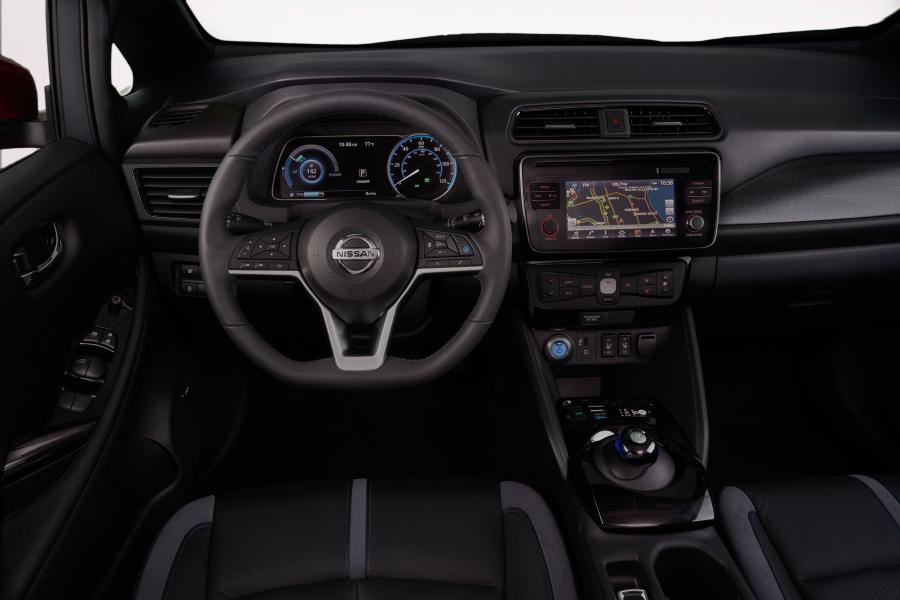 Торпедо Nissan Leaf 2018 года  (NA) (фото 4 из 104)